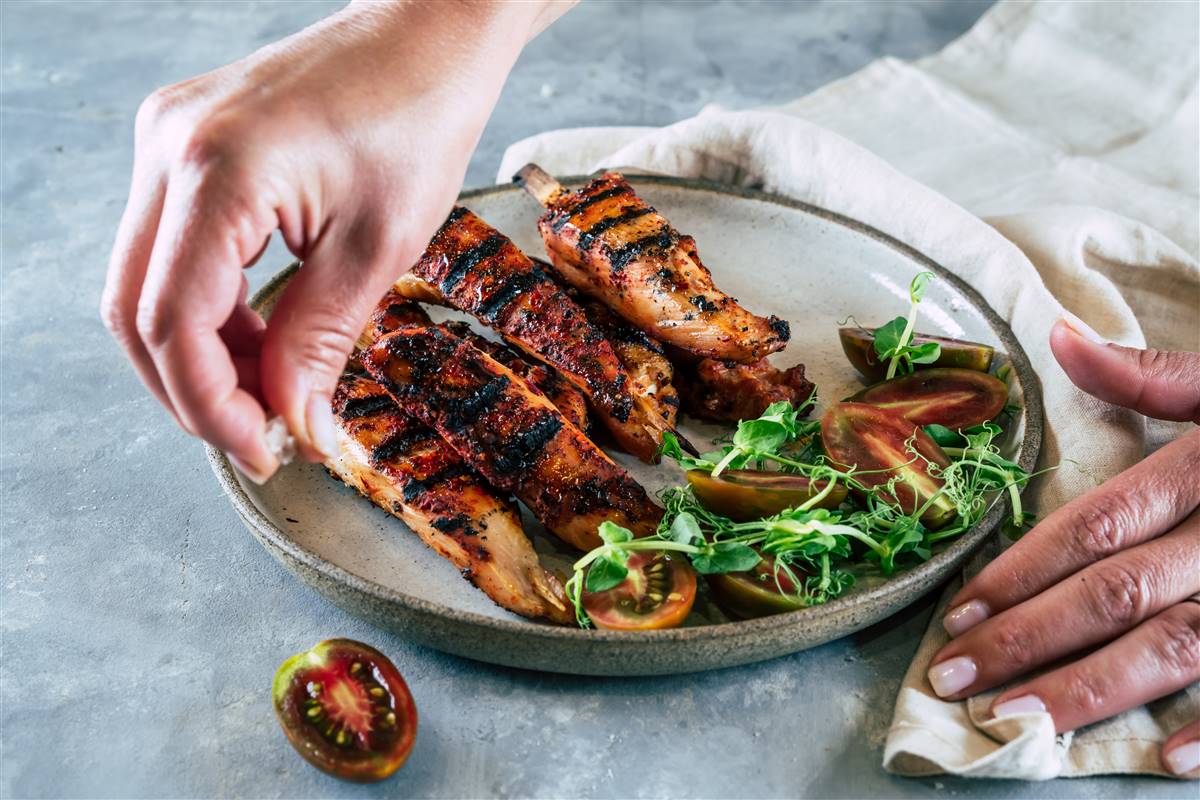 שיפוד חזה עוף עסיסי על האש