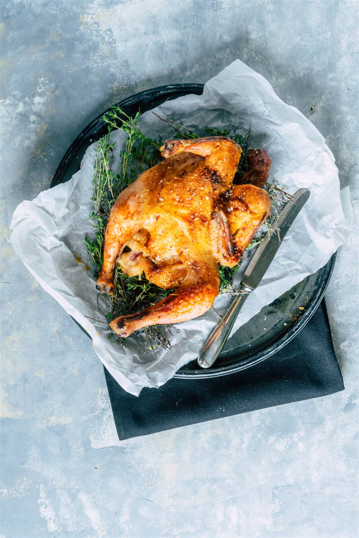 עוף שלם עסיסי בגריל מסתובב