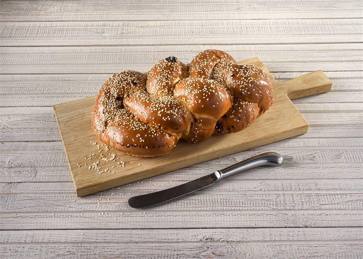 חלה מתוקה קלועה עם צימוקים