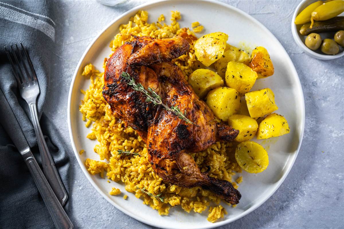 עסקית חצי עוף רוטיסרי + לחם הבית + סלט