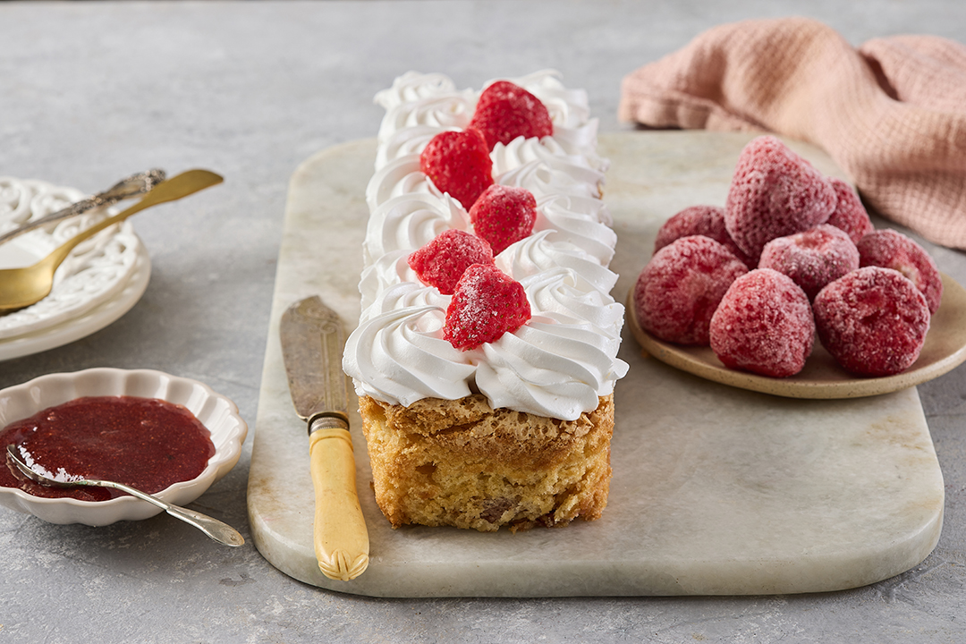 Vanilla cake with strawberries and cream – Parve