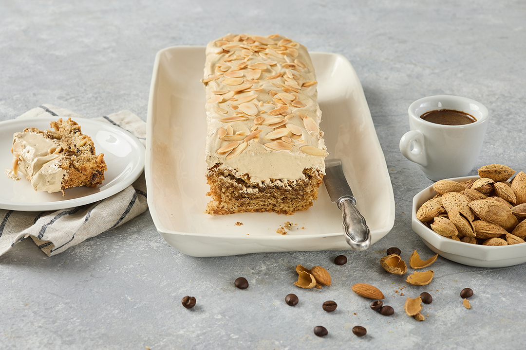 Coffee – almond cake with coffee cream and almond topping