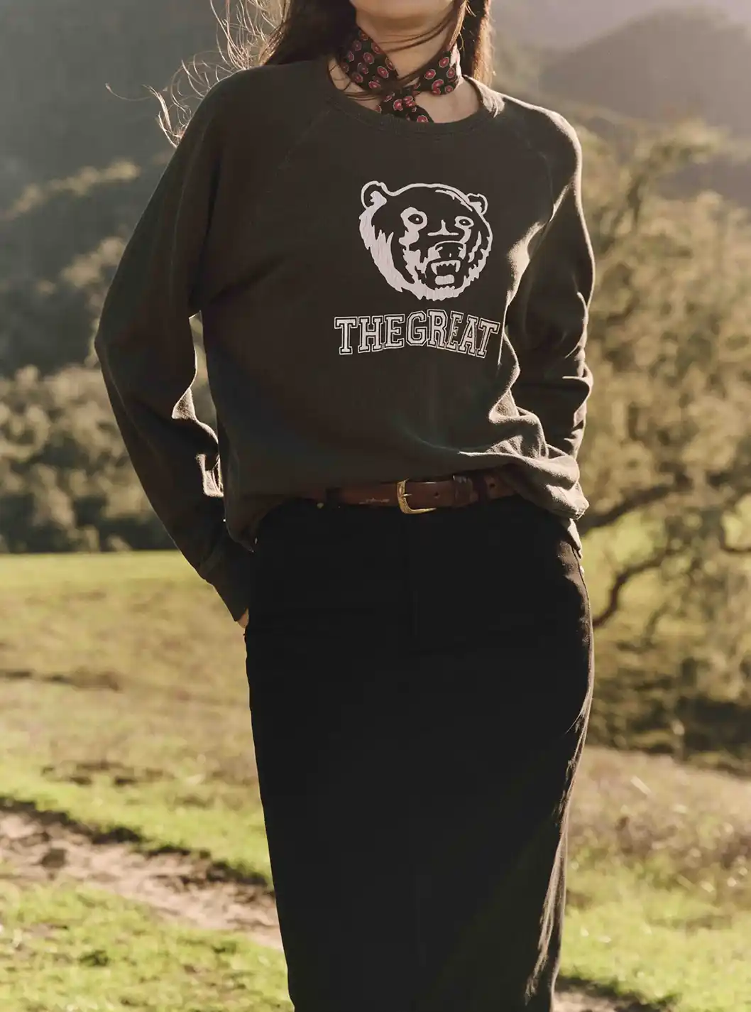 THE COLLEGE SWEATSHIRT W/ BEAR GRAPHIC