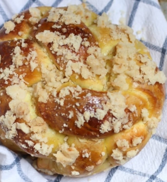 Round Challah with sweet crumb topping