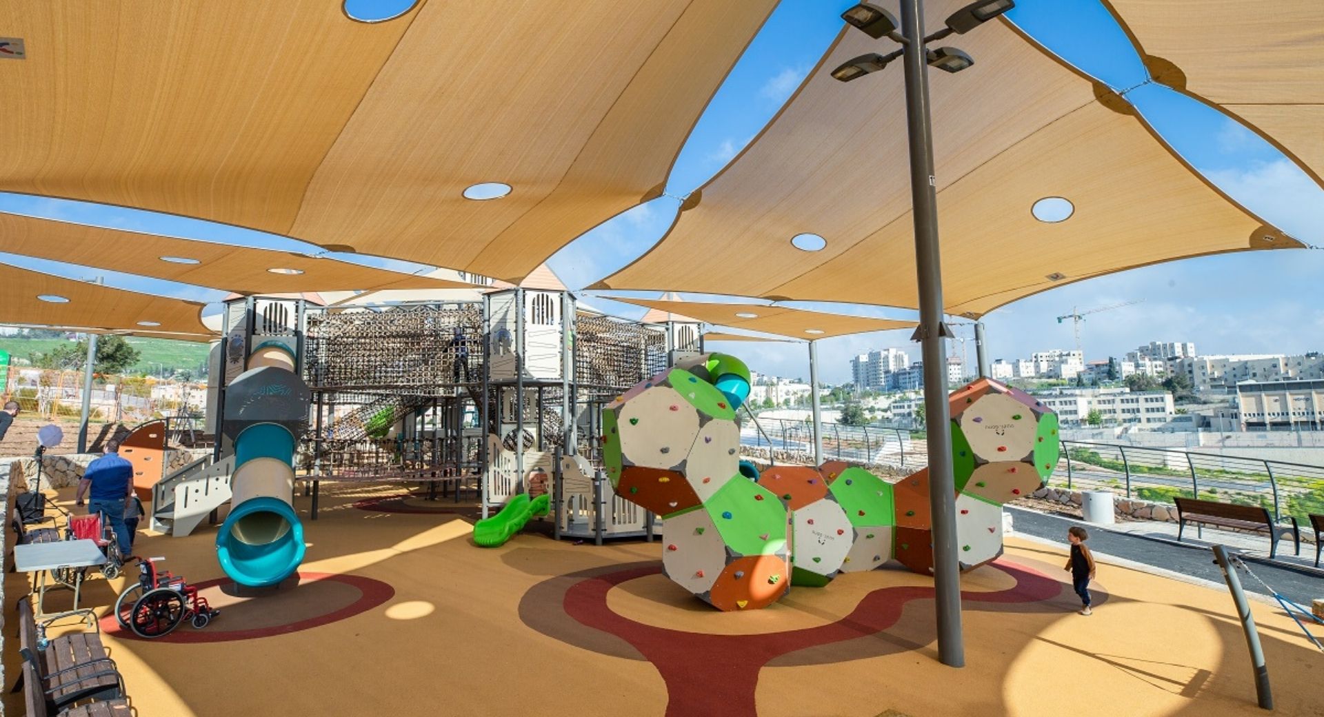 קסם ומתקני משחק נגישים בפארק עמנואל מורנו בירושלים