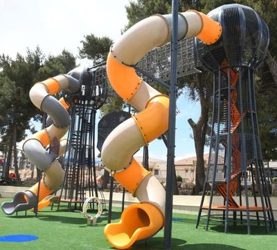 מתקן שעשועים ענק בגן משחקים