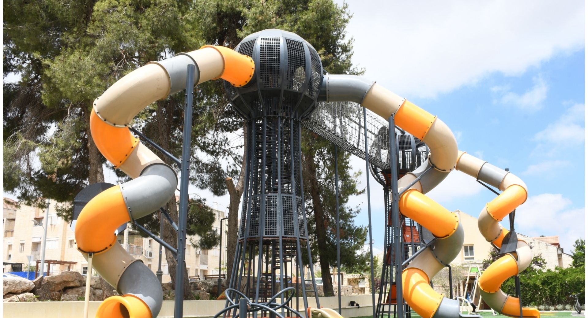 מתקן שעשועים ענק בגן משחקים