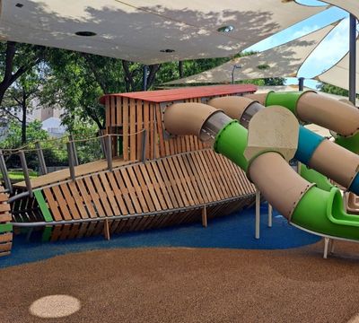 מתקן צוללת עץ רוביניה בתל אביב