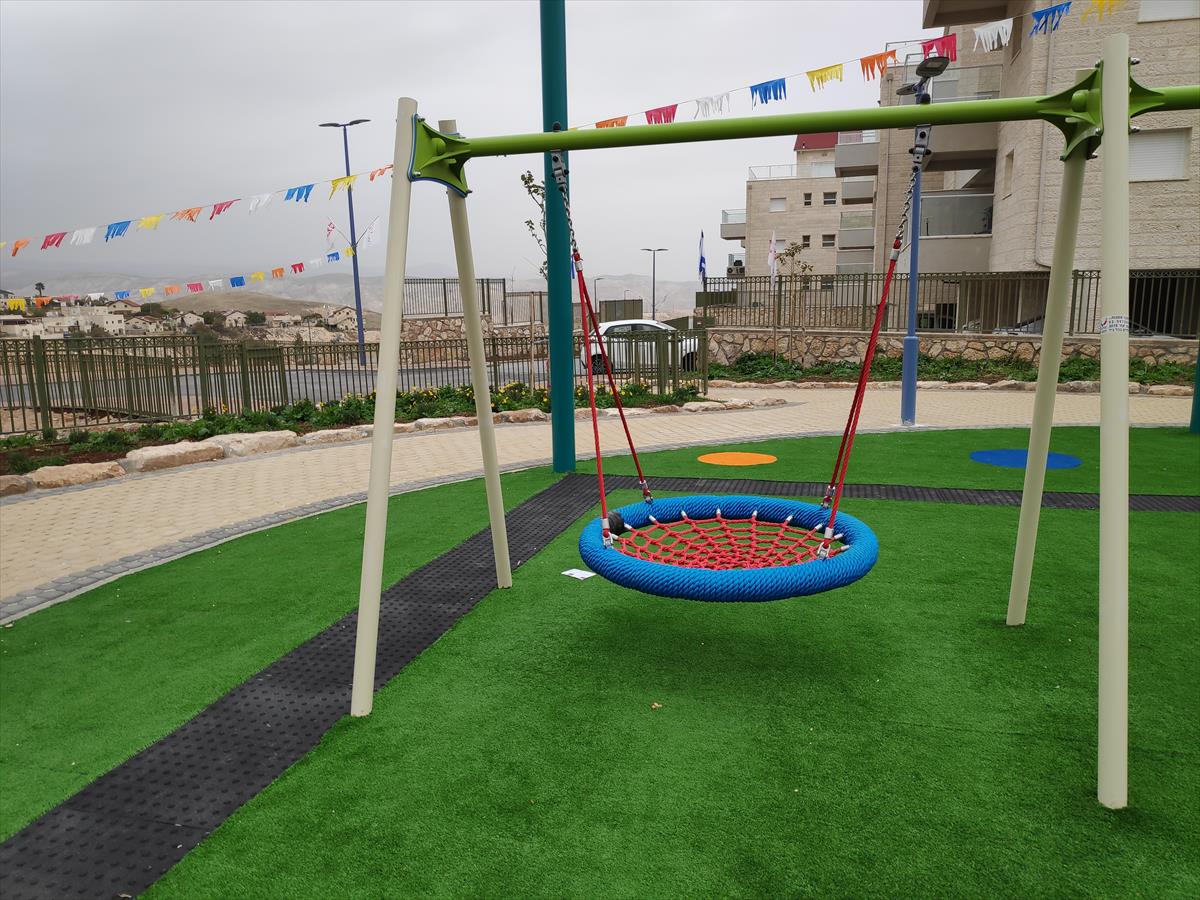 קן לציפור B