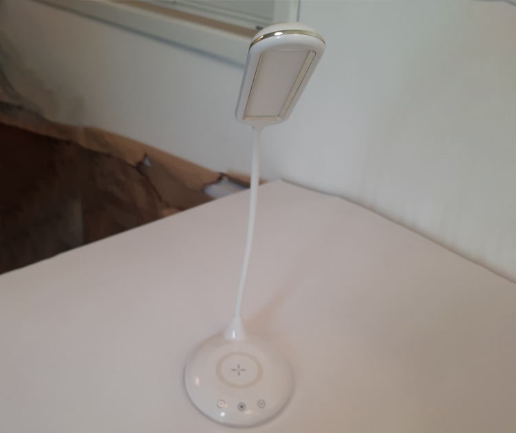 מנורת שולחן עם חיבור USB