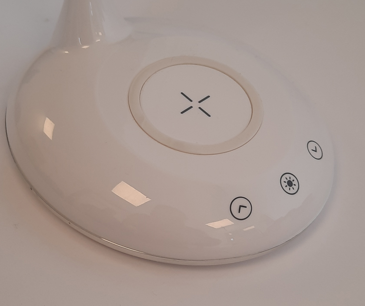 מנורת שולחן עם חיבור USB