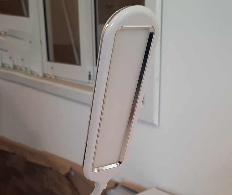 מנורת שולחן עם חיבור USB