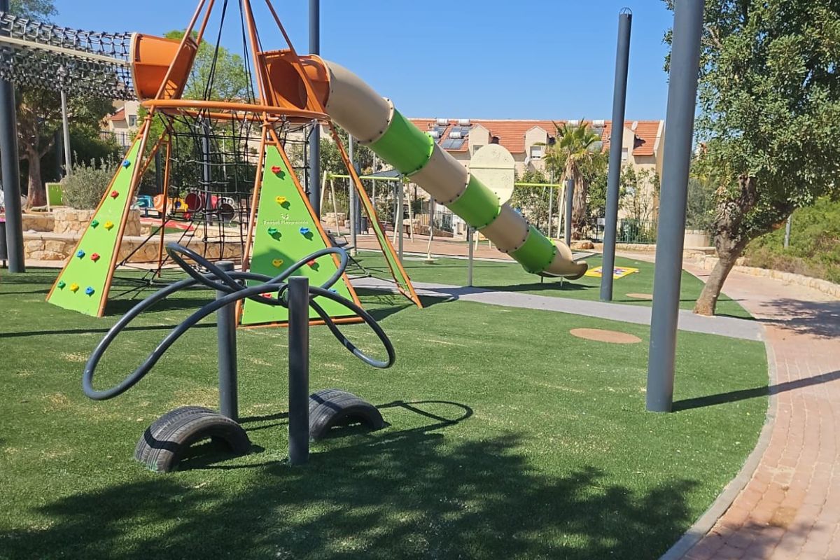גן משחקים עם תאורת לד משולבת