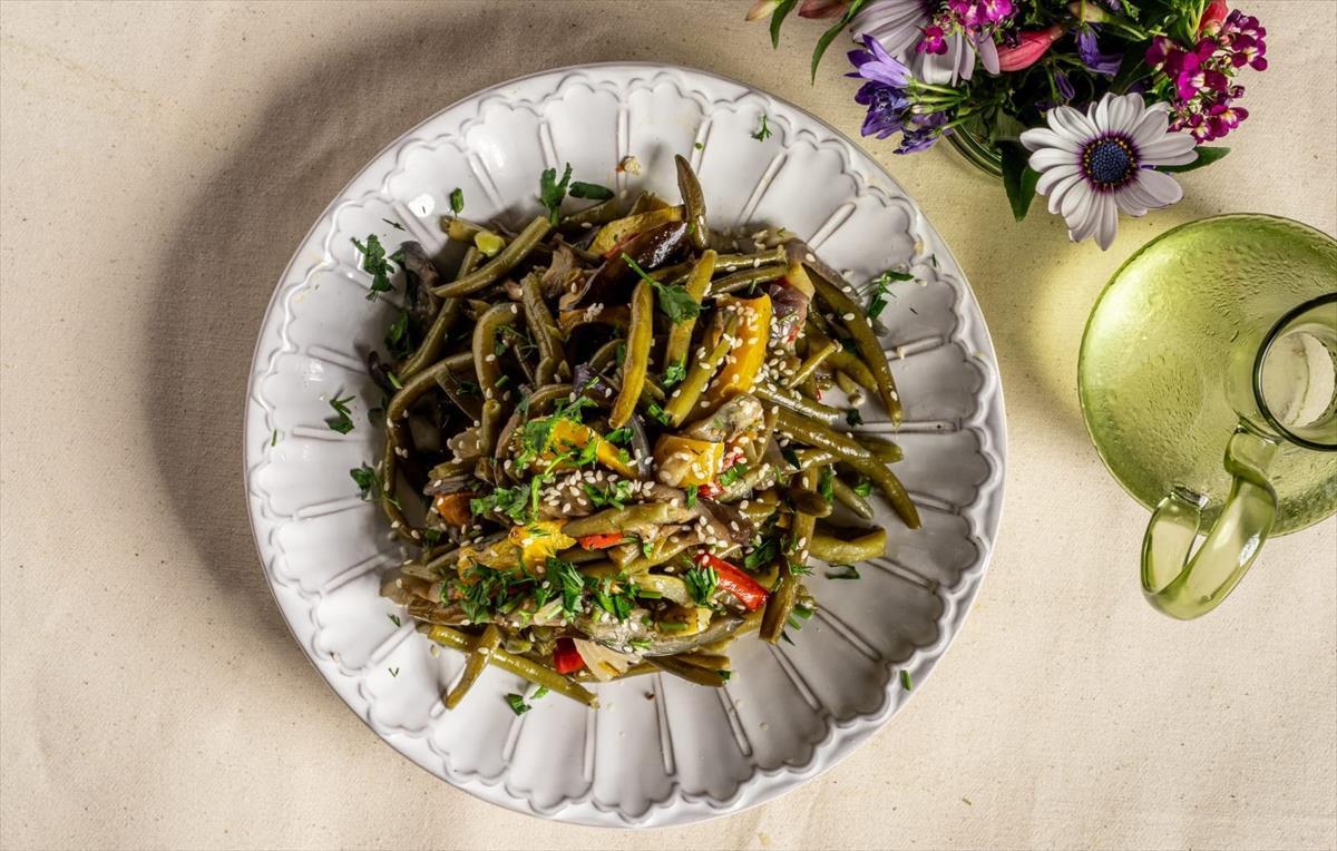 Whole green beans sautéed with champignon mushrooms