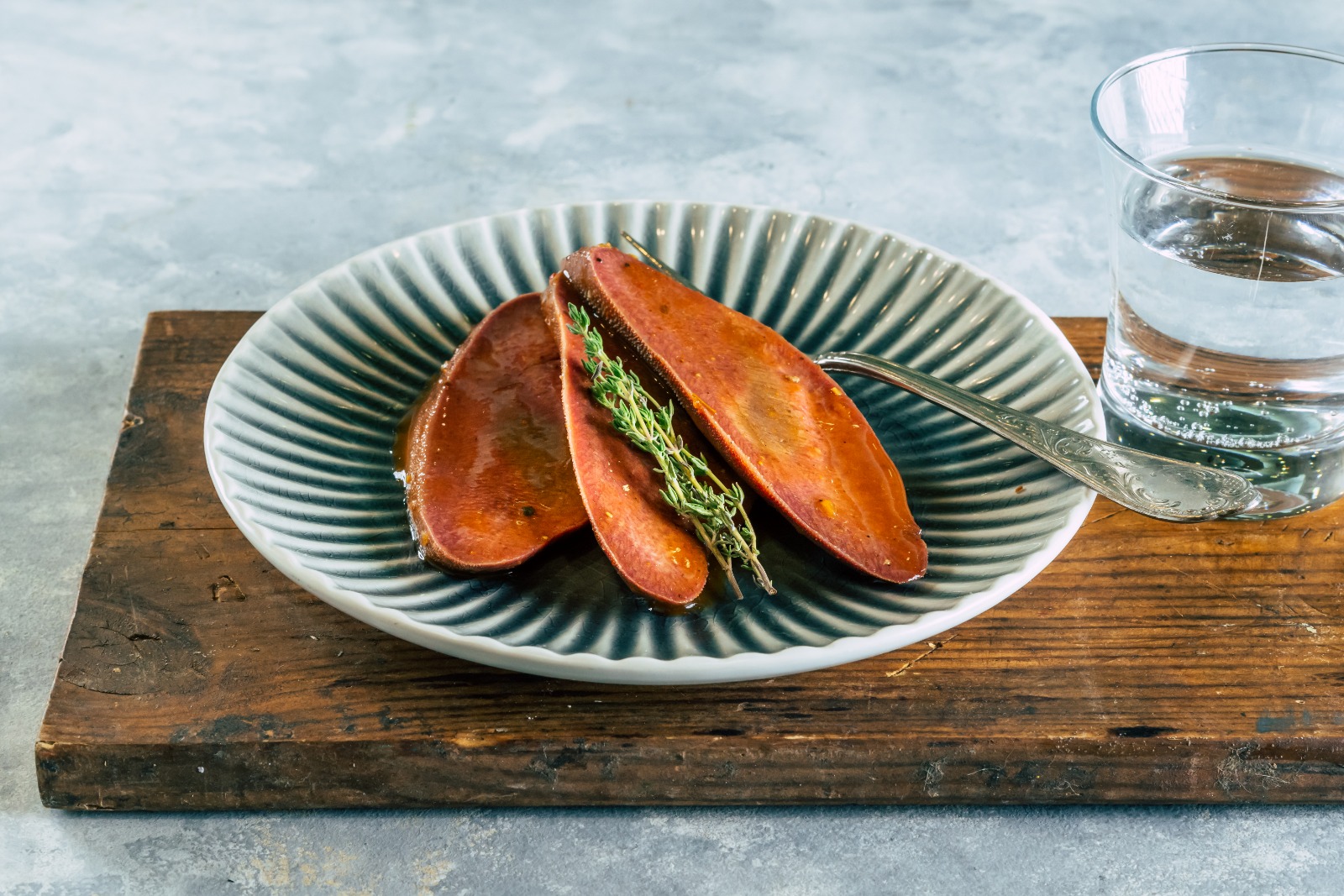 לשון בקר ברוטב יין וירקות שורש