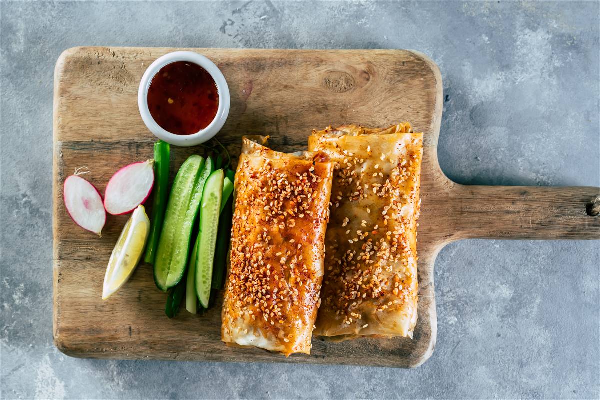 מאפה פילו פריך במילוי ירקות מוקפצים