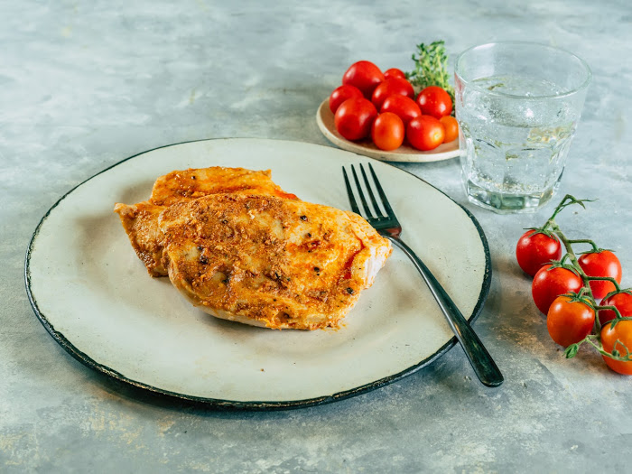 עסקית חזה עוף בגריל + לחם הבית + סלט