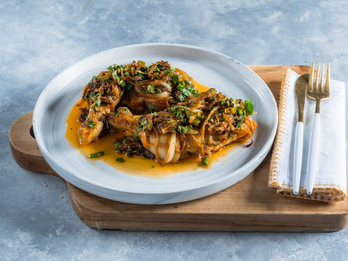 כרעים עוף בעשבי תיבול בצלים ותבלינים מודגשים