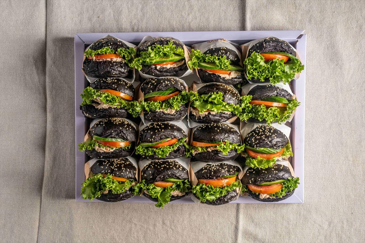 מגש כריכוני טונה בפלוט קלמטה