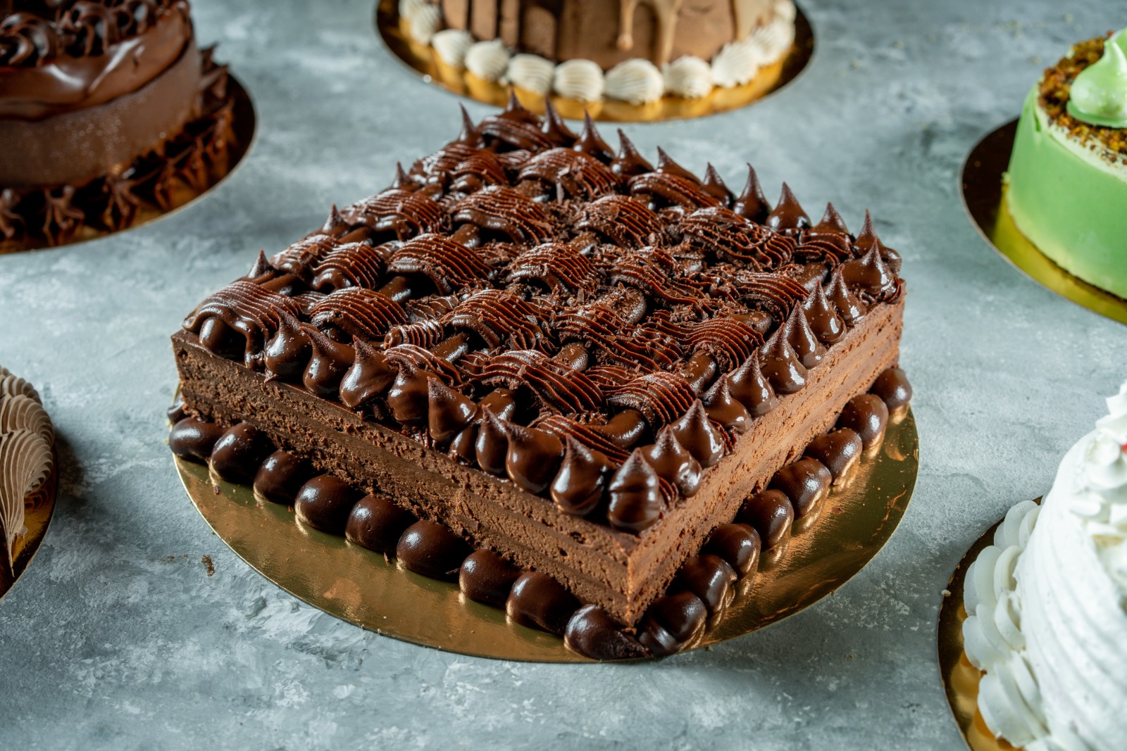 עוגת שכבות פרלינה ושוקולד