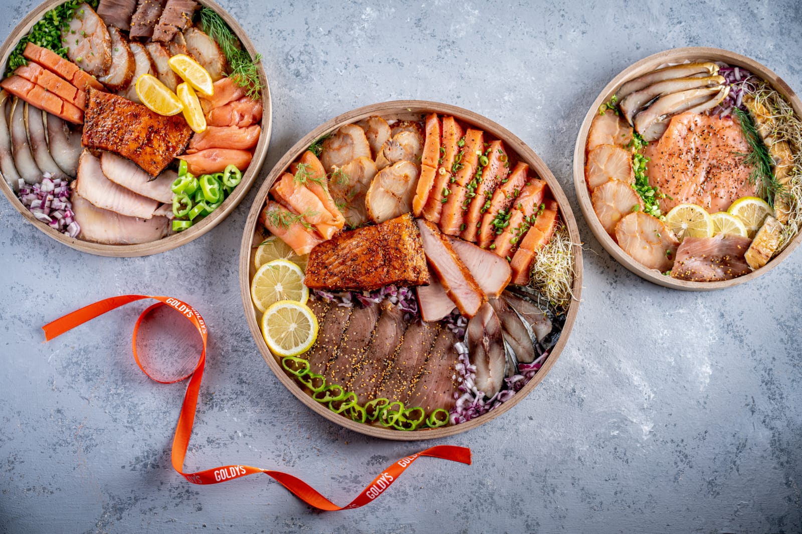 פלטת מעושנים מעוצבת על בוצ'ר עץ