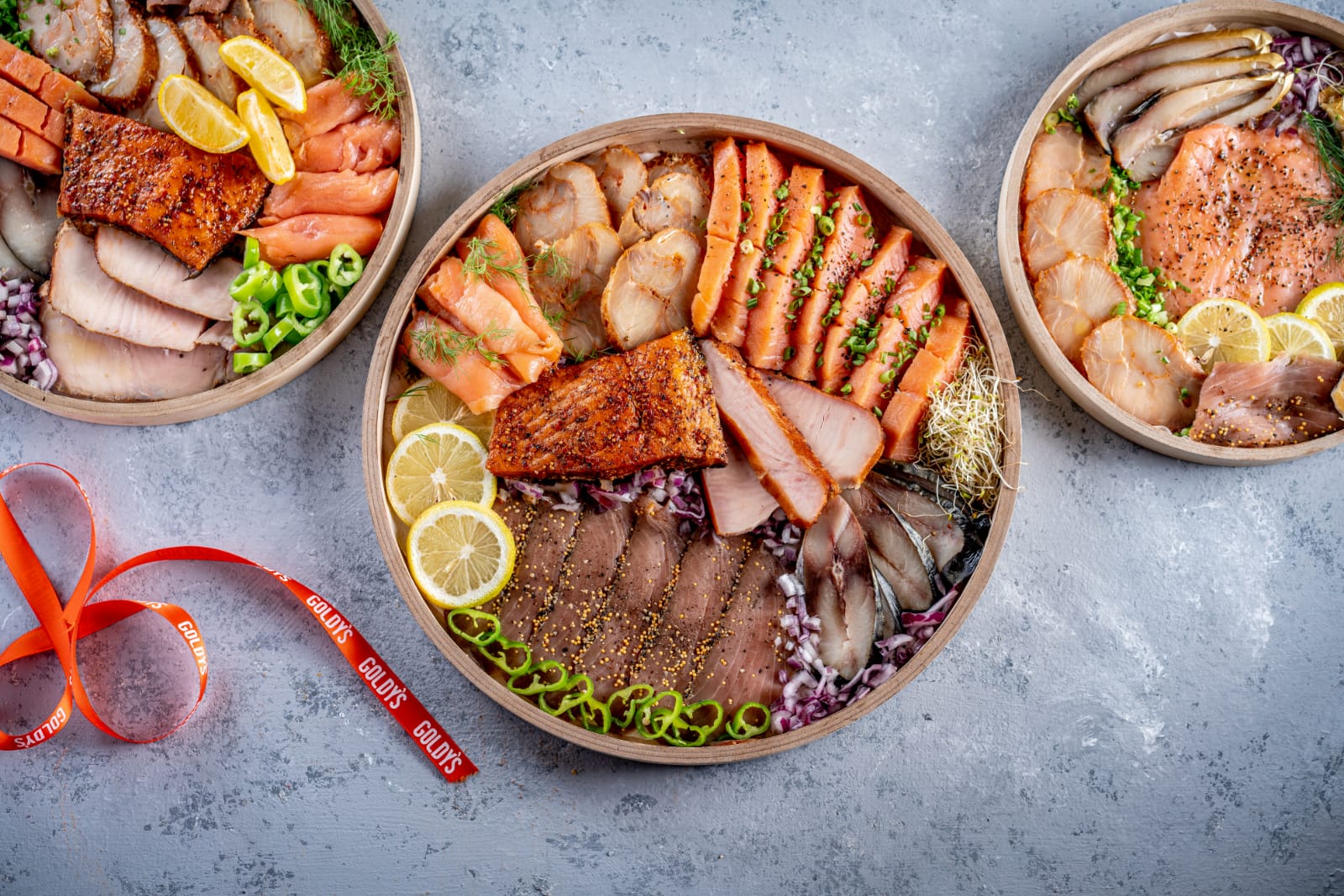 פלטת מעושנים מעוצבת על בוצ'ר עץ