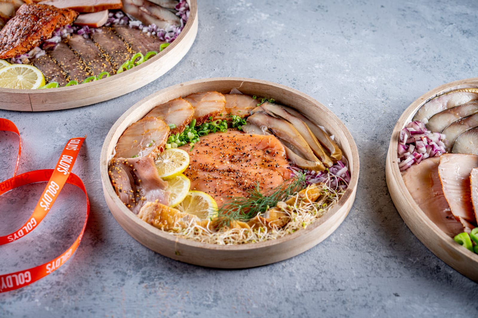 פלטת מעושנים מעוצבת על בוצ'ר עץ