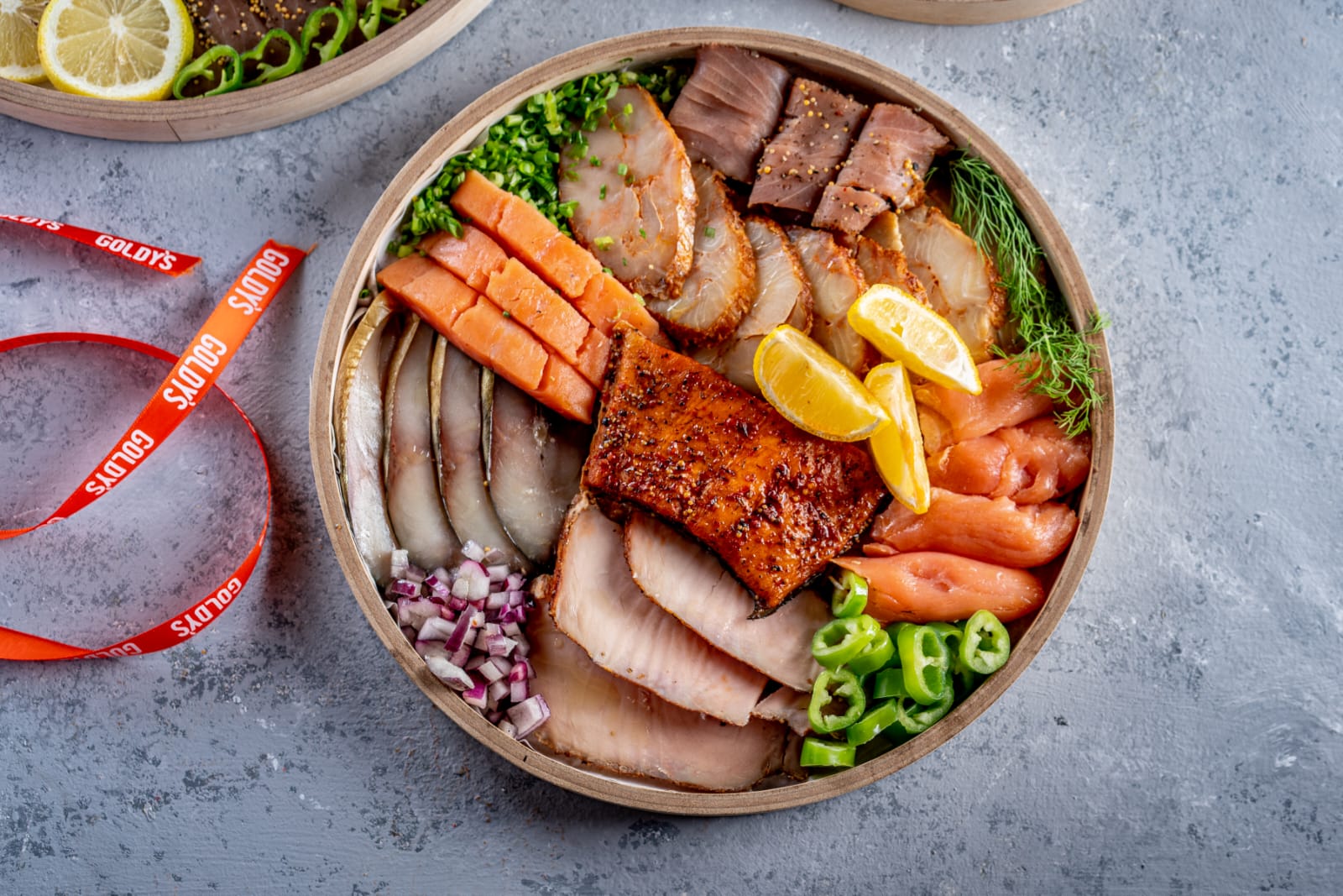 פלטת מעושנים מעוצבת על בוצ'ר עץ