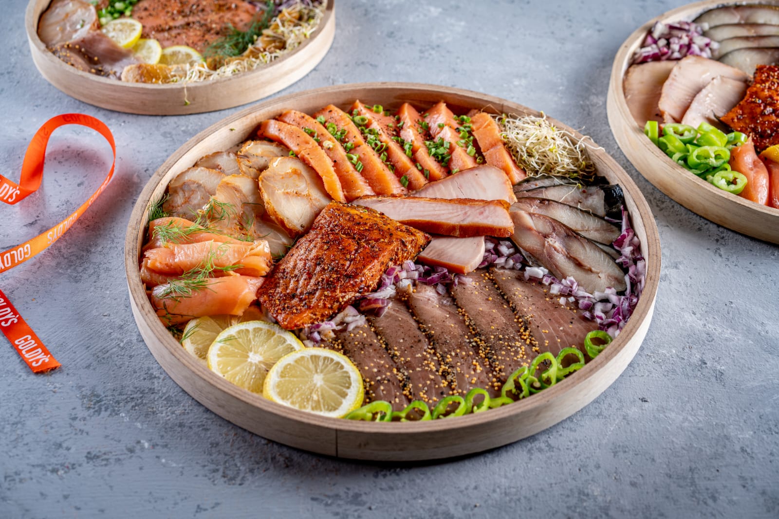 פלטת מעושנים מעוצבת על בוצ'ר עץ