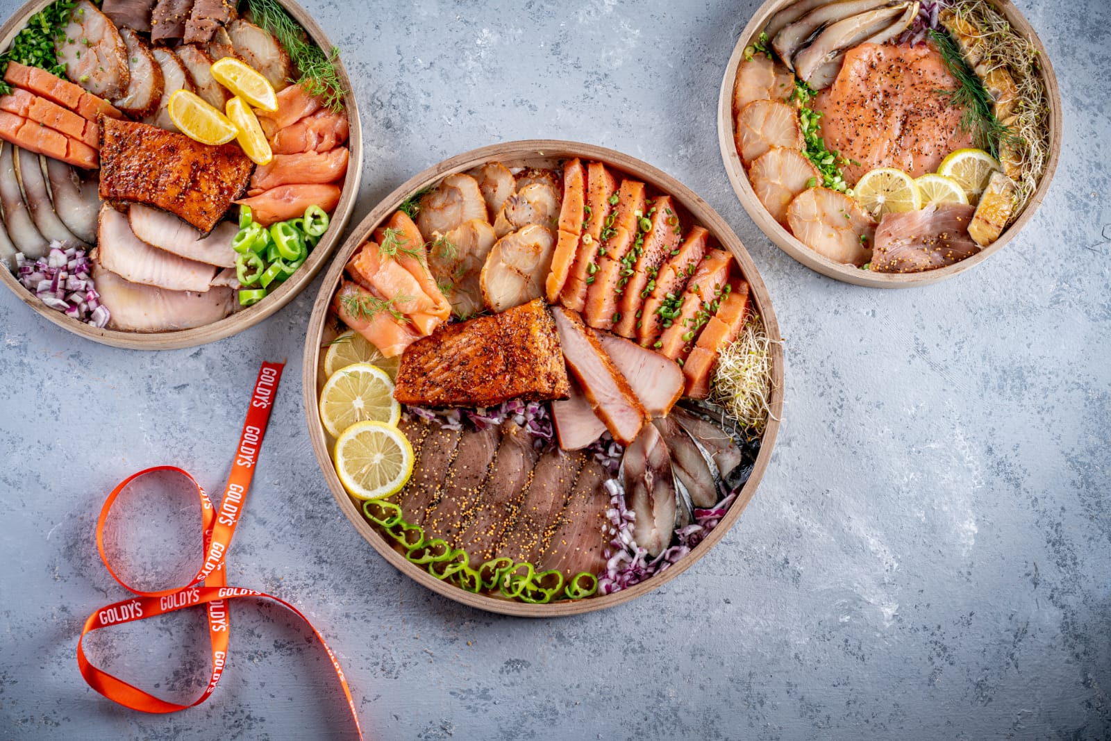 פלטת מעושנים מעוצבת על בוצ'ר עץ