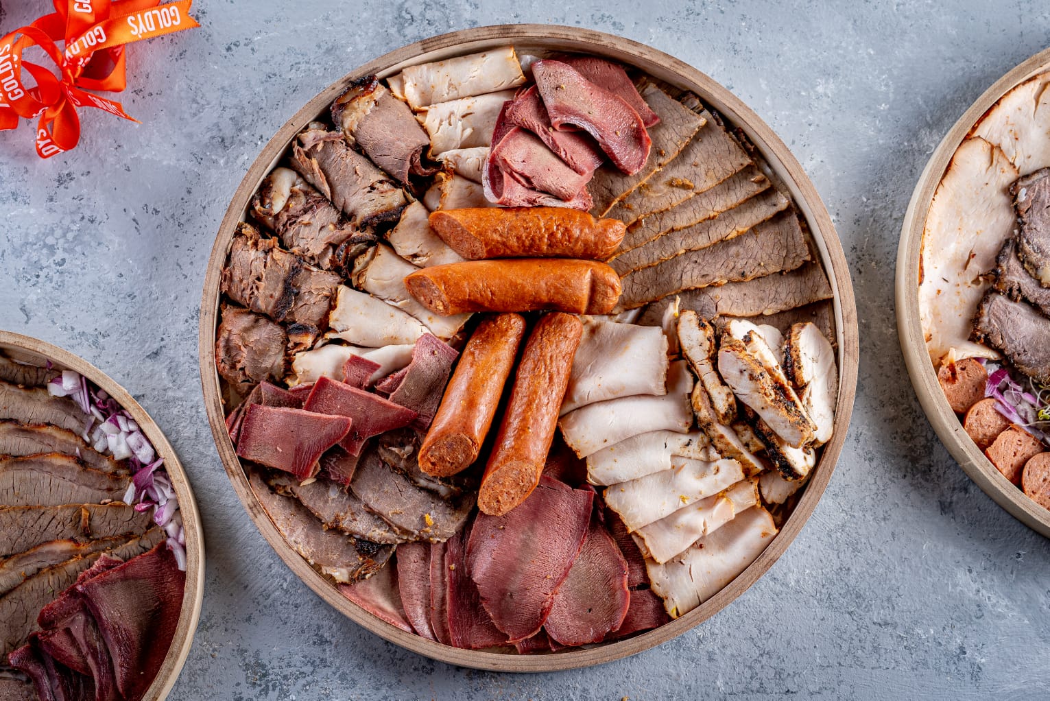 פלטת בשר מעושן מעוצבת על בוצ'ר עץ