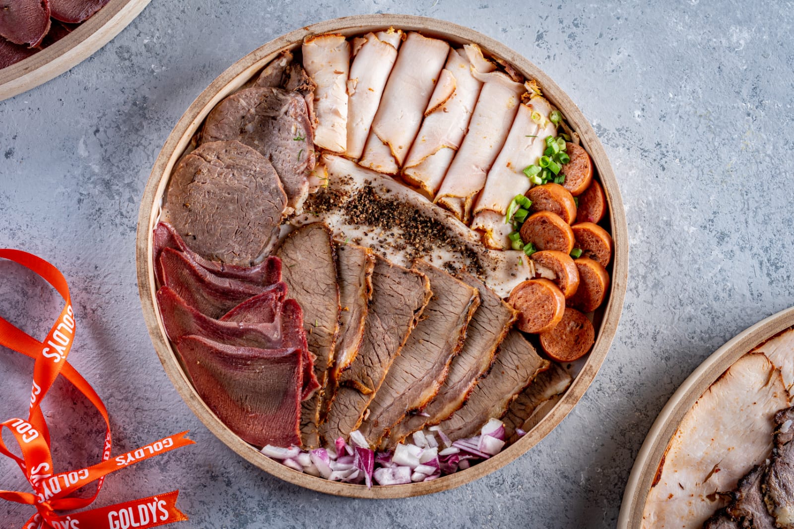 פלטת בשר מעושן מעוצבת על בוצ'ר עץ