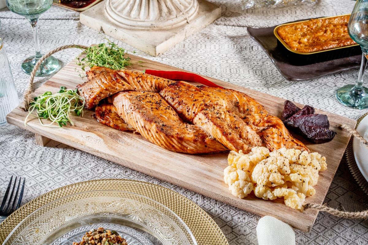 חלת סלמון ענקית על בוצ'ר עץ 