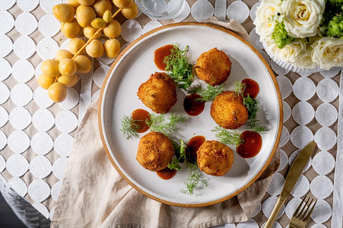 אגס מבושל ביין במילוי טלה וציפוי פריך