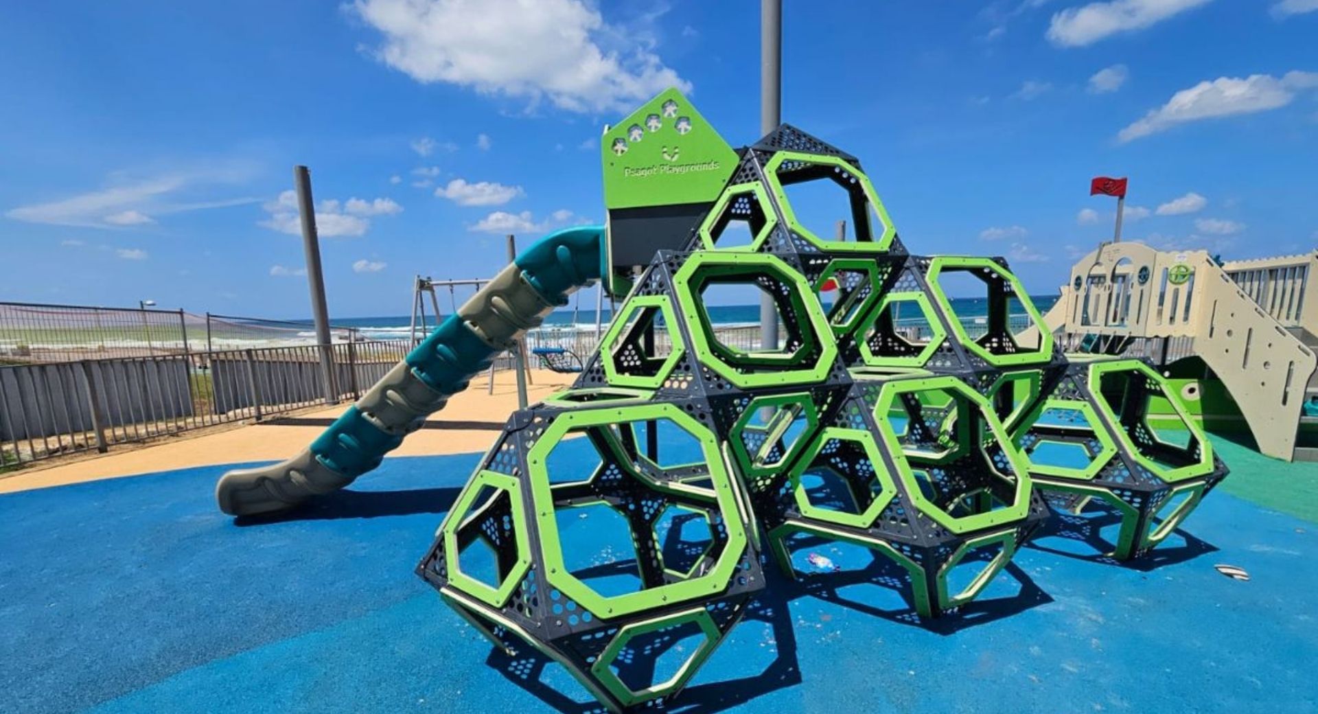 גן משחקים בחוף הצוק הדרומי