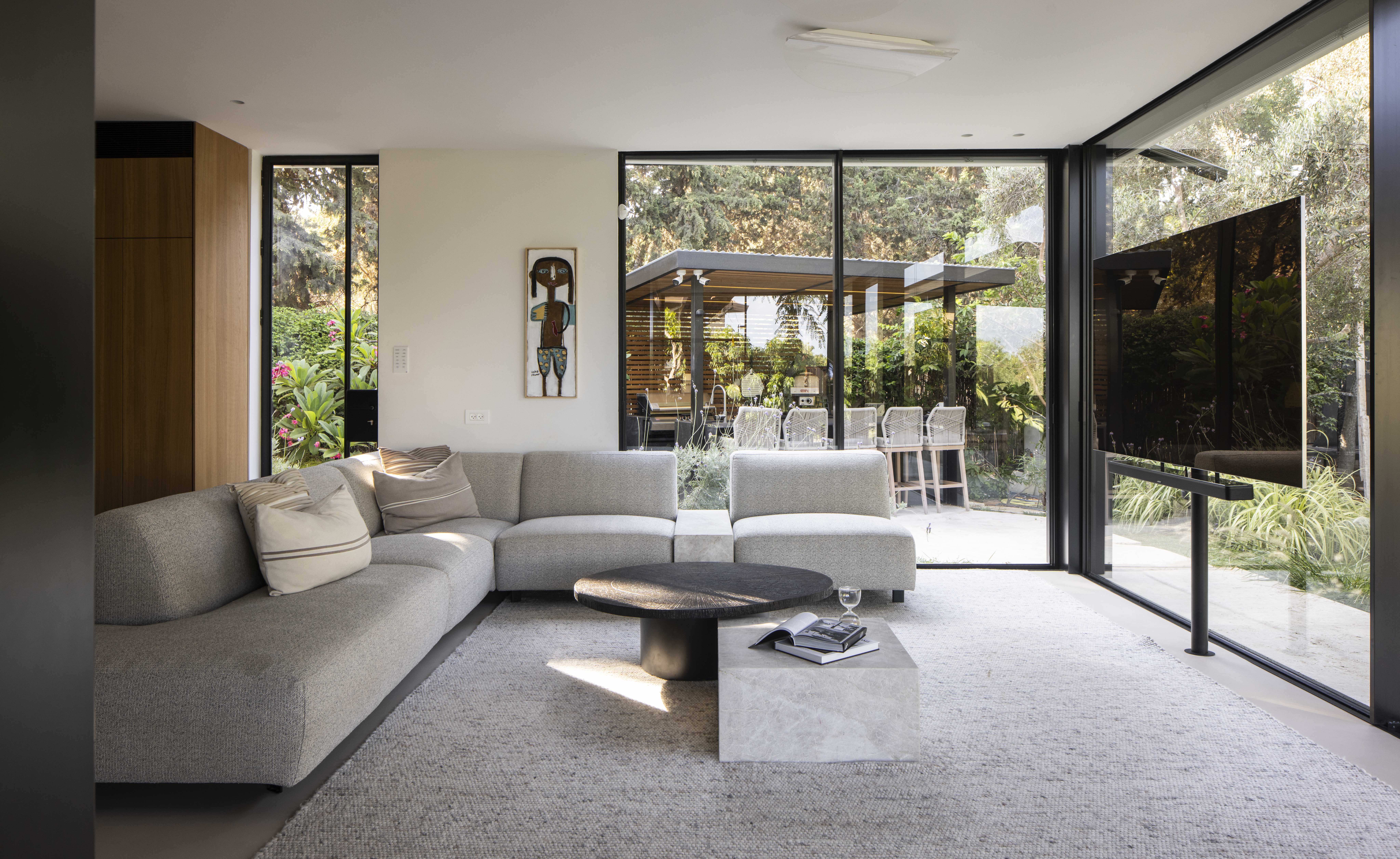 בית חלונות נסתר מעין כל