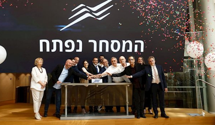 חברת הנדל"ן נרשמה בבורסה, וחגגה את פתיחת המסחר דף משוכפל