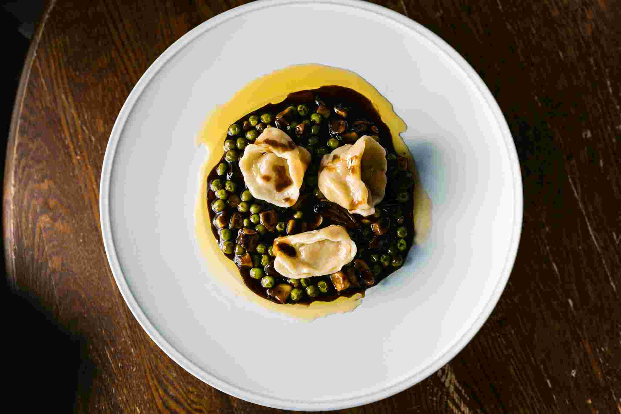 טורטליני שורשים לבנים, ציר בצלים אובר נייט, אפונה, שימג'י, שמן זית - דוד ביטון