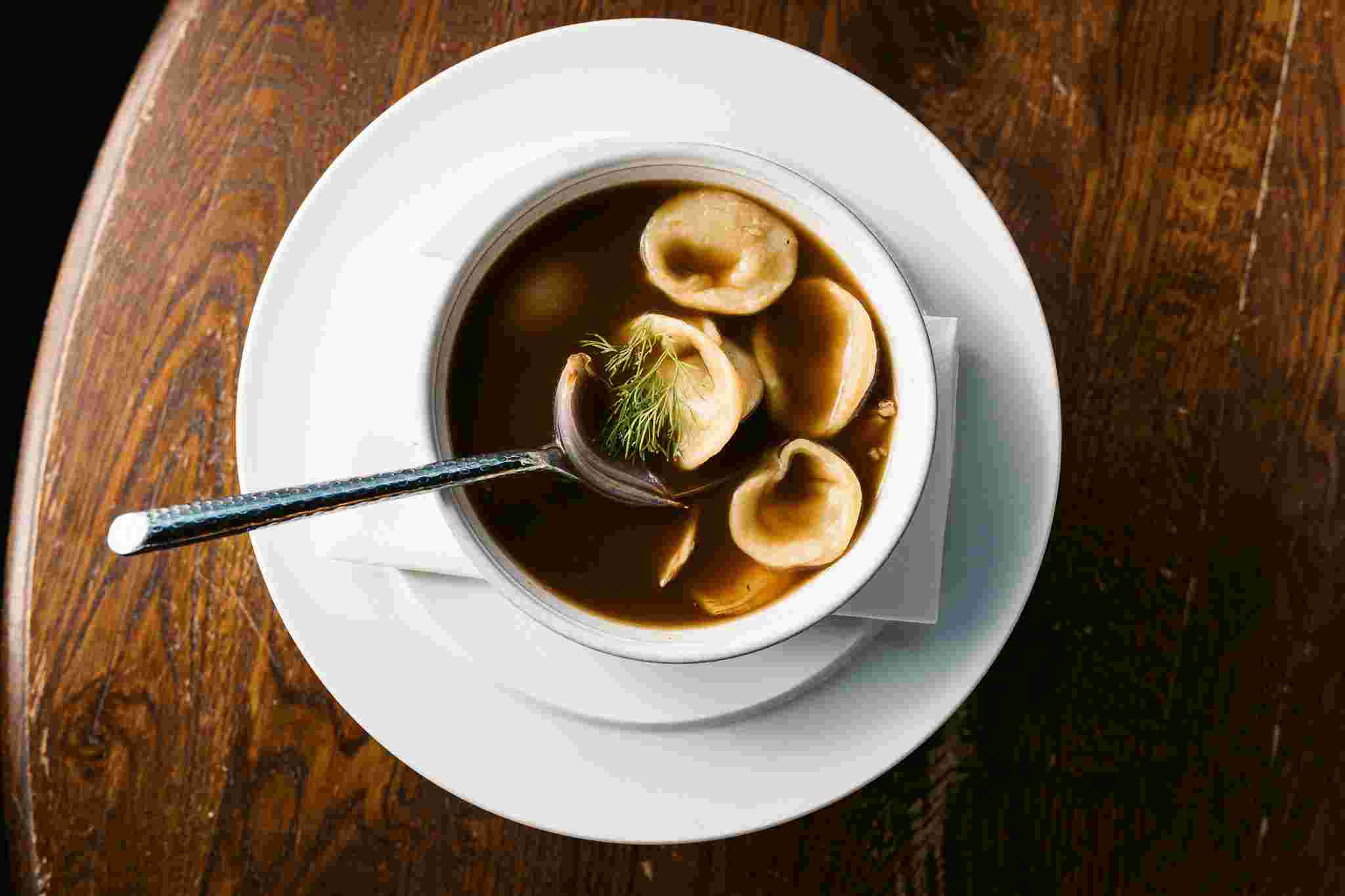 קונסומה של עופות מקורמלים, קרפלך תפו"א בצל ושומן עוף  - תומר טל