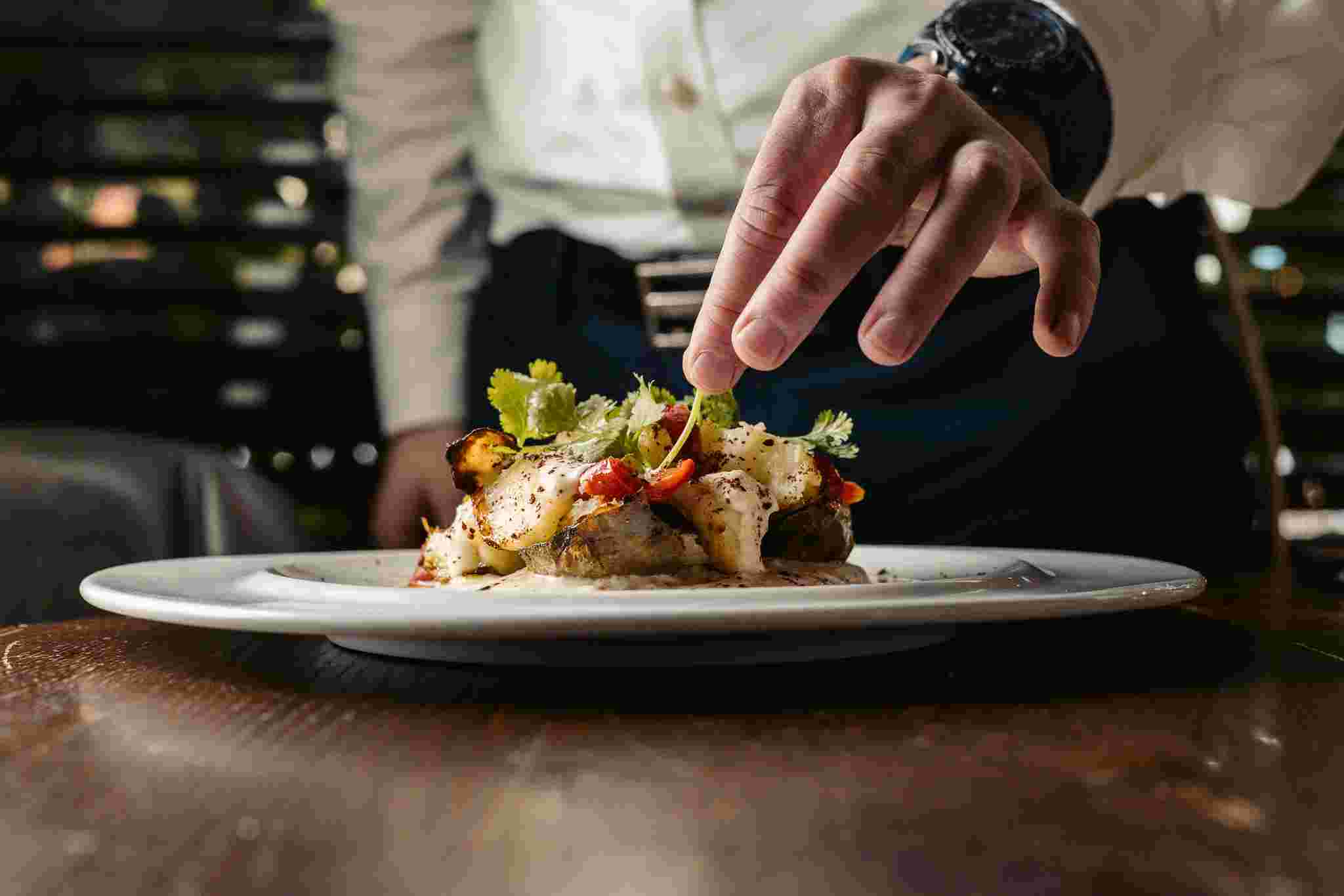 סלט תפו"א, איולי חצילים שרופים, פלפל קלוי וסומק - ענר בן רפאל