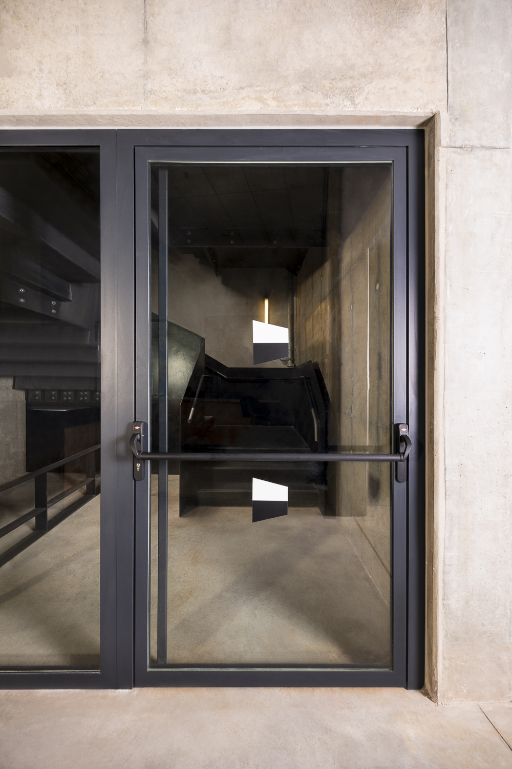 דלת אש מזכוכית MetalGuard 18  90/EI 30		