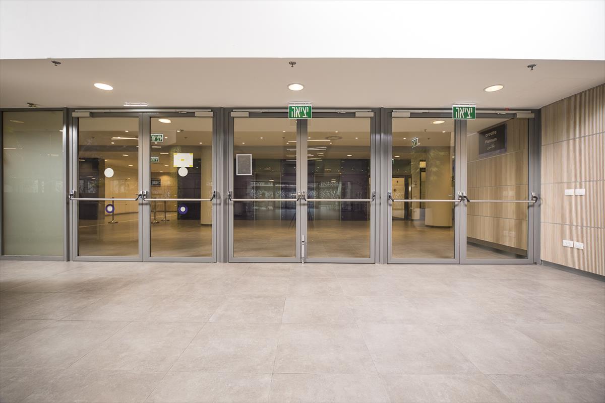 דלת אש מזכוכית MetalGuard 16 Double Exit 