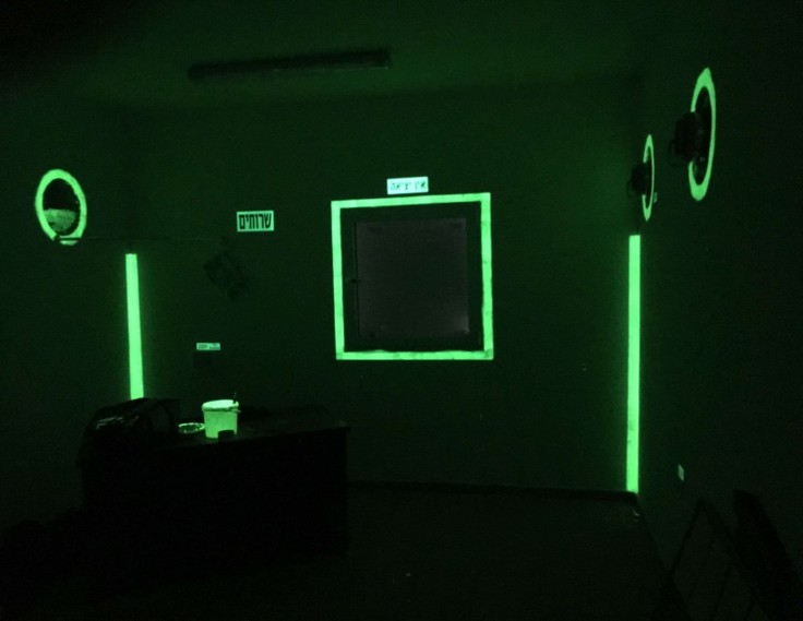 סימון ושילוט פולט אור