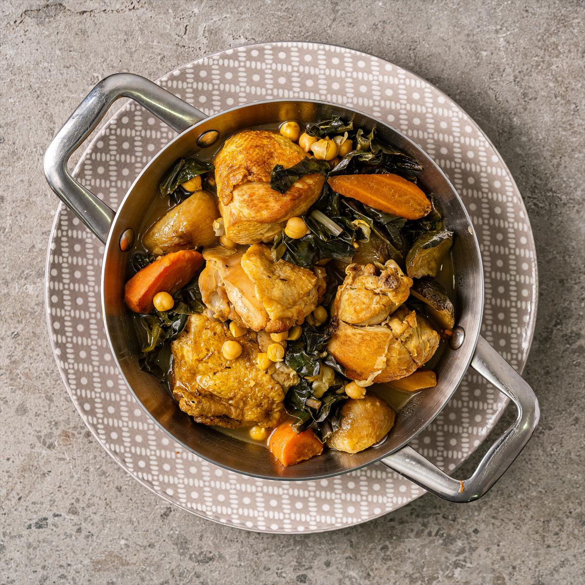 תבשיל עוף מתפרק מהעצם עם ירקות שורש