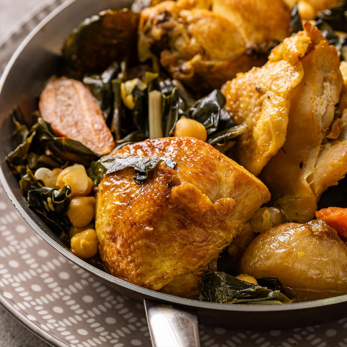 תבשיל עוף מתפרק מהעצם עם ירקות שורש