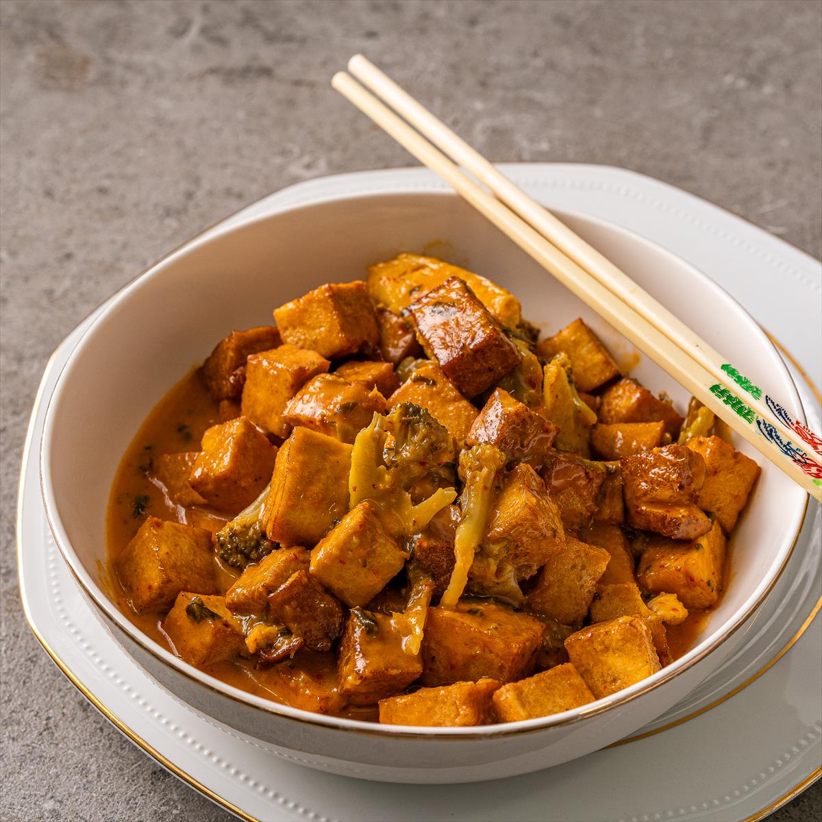 נתחי טופו מוקפצים ברוטב קארי תאילנדי חריף