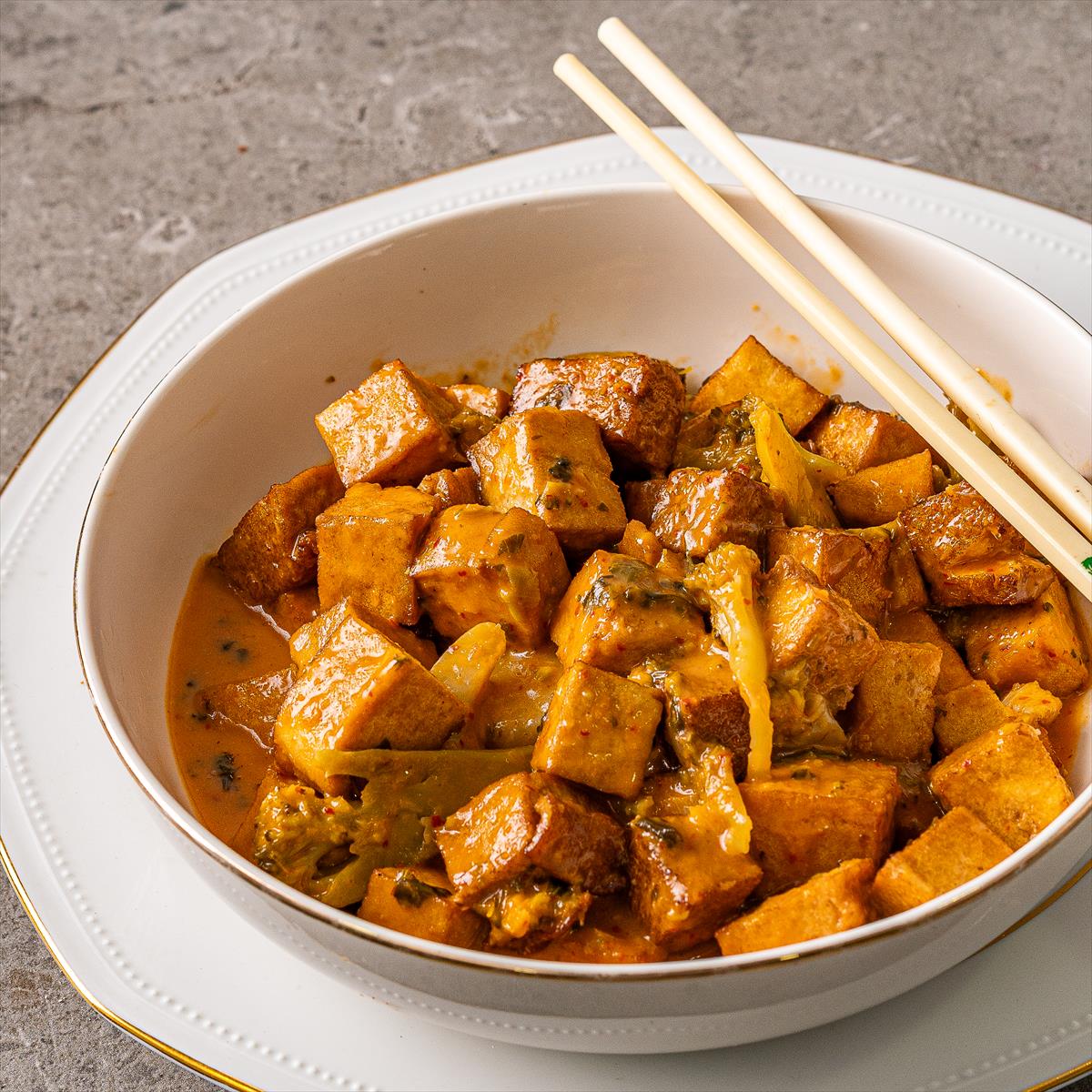 נתחי טופו מוקפצים ברוטב קארי תאילנדי חריף