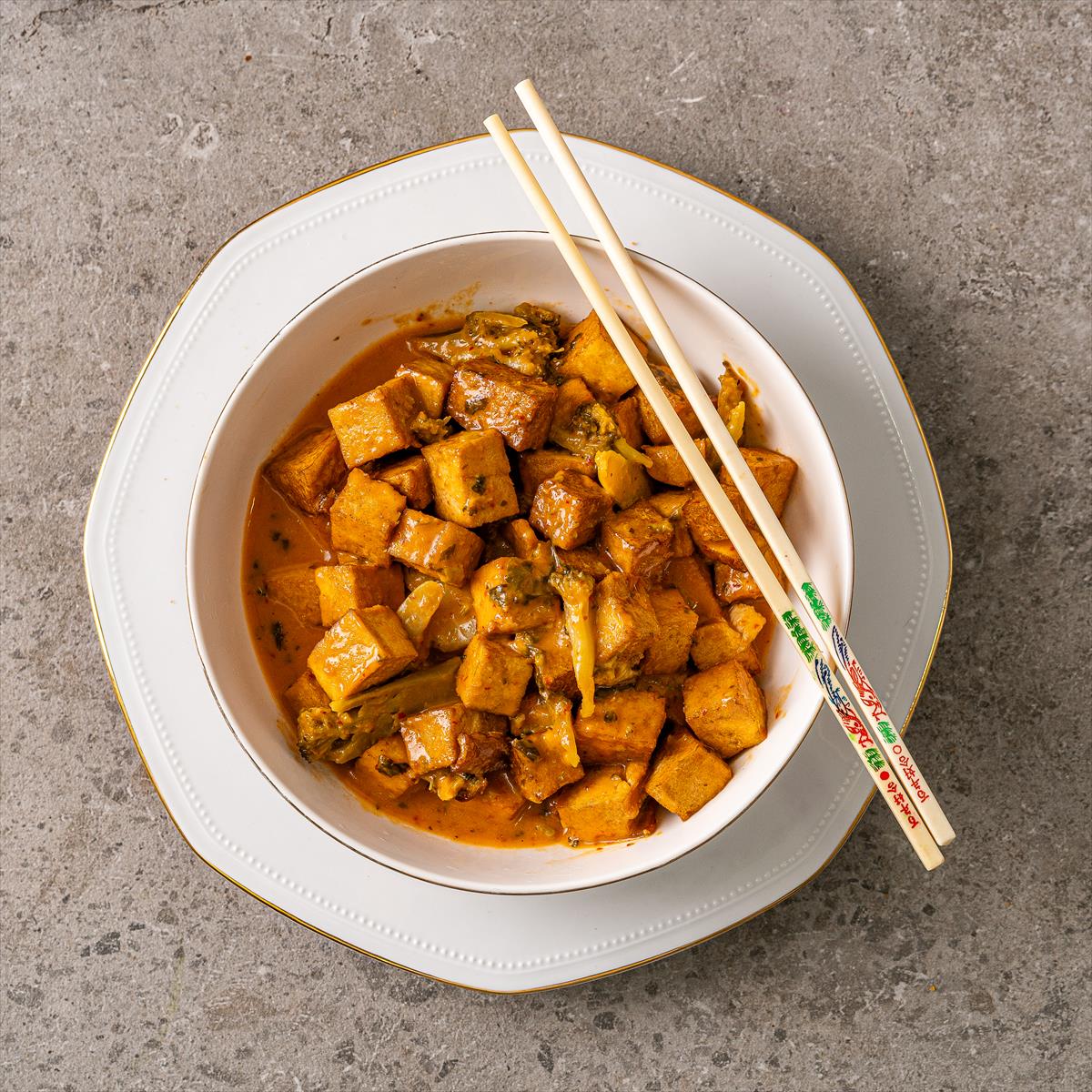 נתחי טופו מוקפצים ברוטב קארי תאילנדי חריף