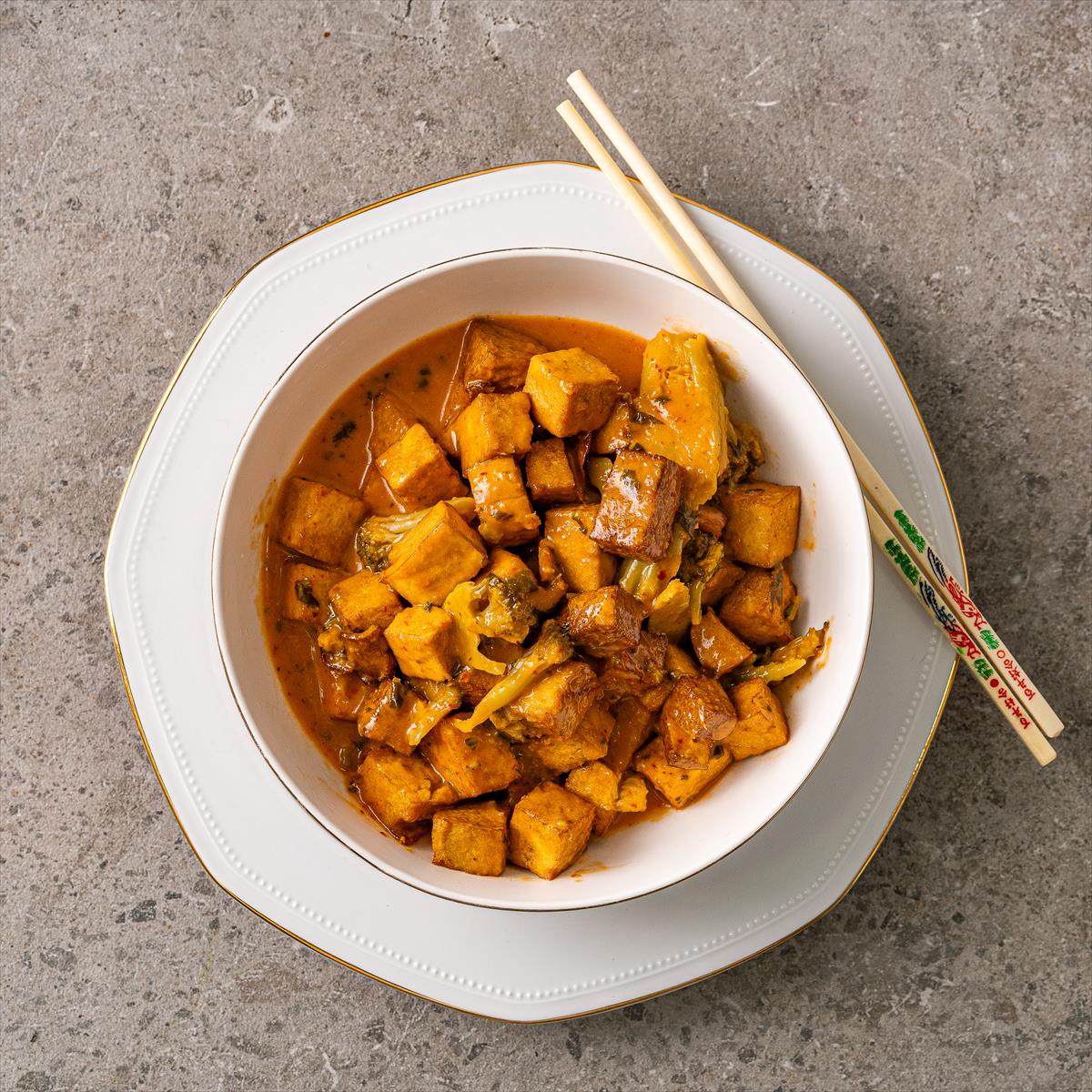 נתחי טופו מוקפצים ברוטב קארי תאילנדי חריף