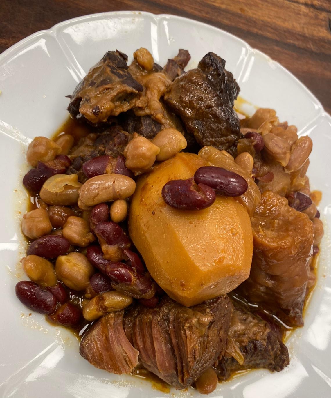 חמין בשרי- בקר שעועית חומוס ותפו"א